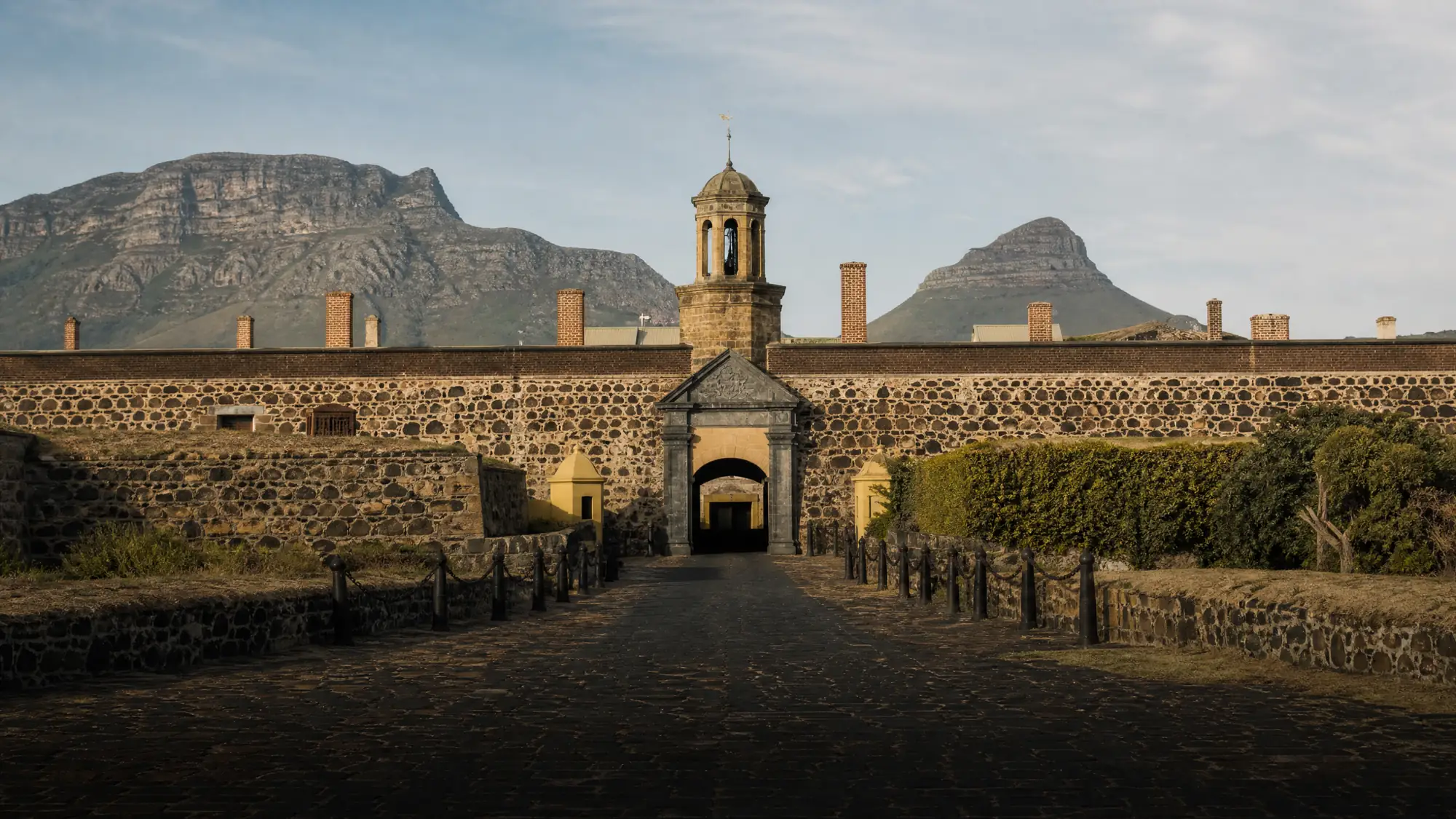 Explorez le plus ancien bâtiment colonial encore debout en Afrique du Sud. Ce fort en étoile du XVIIe siècle abrite des musées militaires, des œuvres d'art historiques et la cloche originale de 1697.