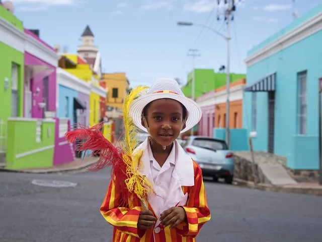 Un jeune enfant en tenue traditionnelle colorée à Bo-Kaap.