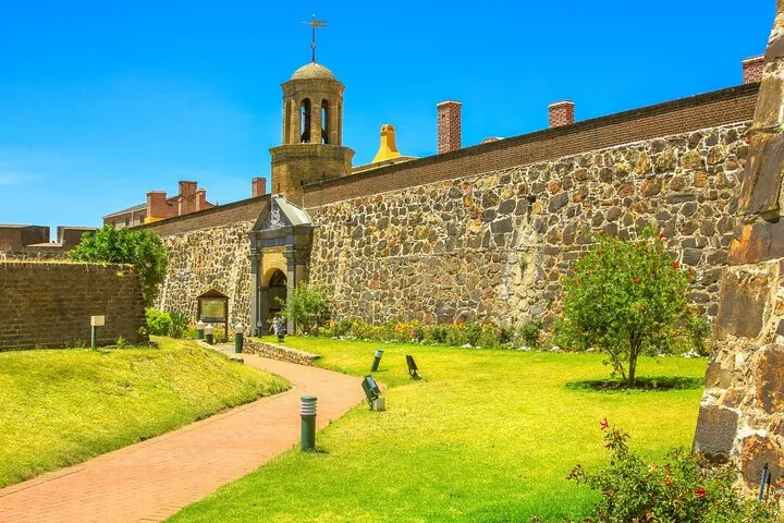 Eine Steinmauer und der Eingang zum Castle of Good Hope.