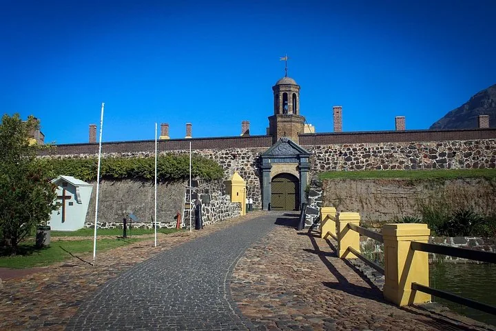 La porte d'entrée principale du Château de Bonne-Espérance historique.