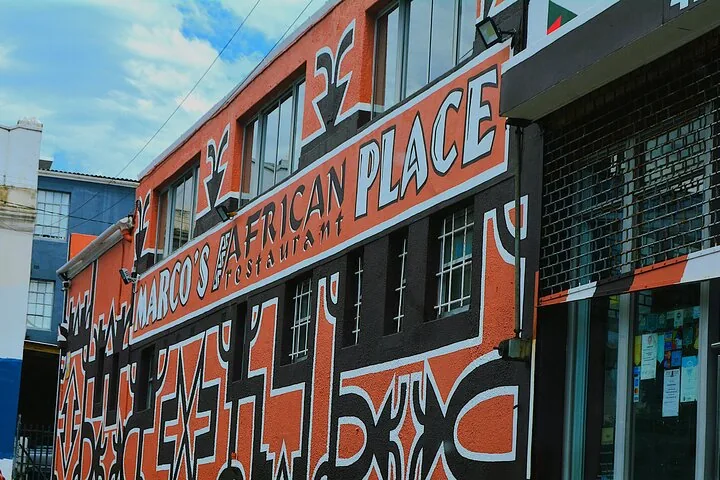 Das Restaurant Marco's African Place mit seiner markant bemalten Fassade.