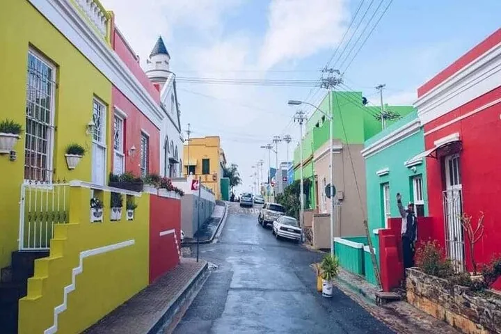 Eine Straße in Bo-Kaap mit hell bemalten, bunten Häusern.